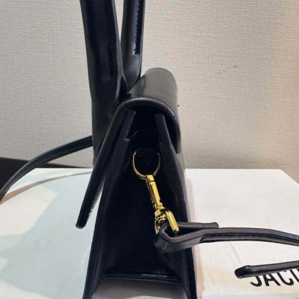 Jacquemus Black Mini Bag with Sleek Design - Picture 4 of 8